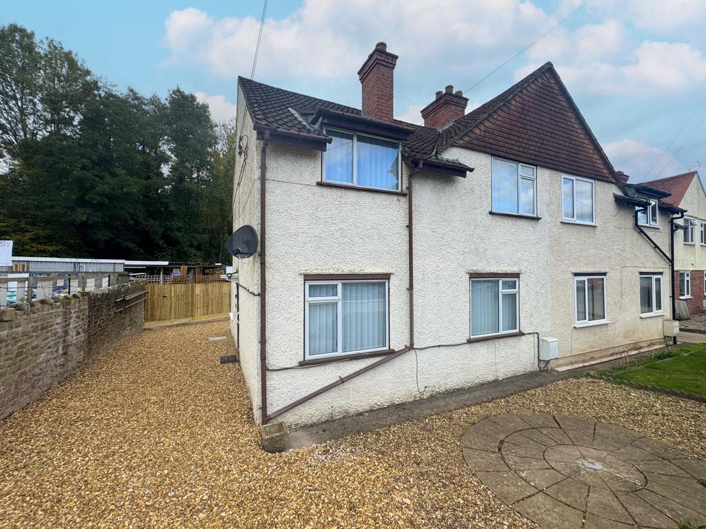 Three Bedroom Semi-Detached Home Close to Town Ce