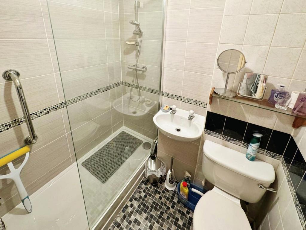 Dbb63e51-SHower 20 Room.jpg
