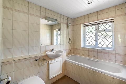 17 Daymerslea Ridge, Leatherhead, KT22 8TF