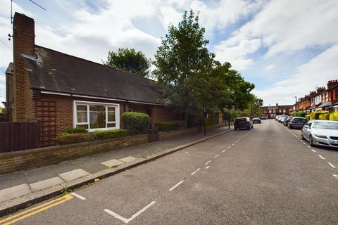 1 bedroom bungalow for sale, Lydford Road, Tottenham, London