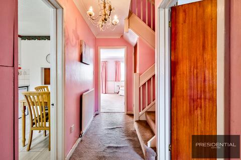 25 Greenbank Close, London, E4 6TT