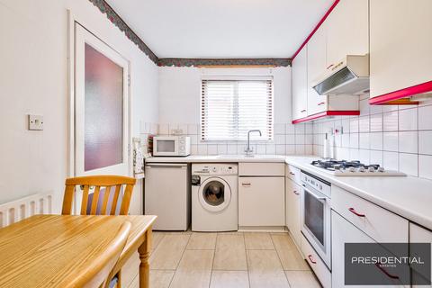 25 Greenbank Close, London, E4 6TT