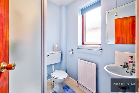 25 Greenbank Close, London, E4 6TT