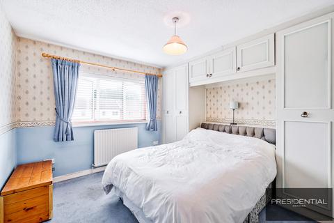 25 Greenbank Close, London, E4 6TT