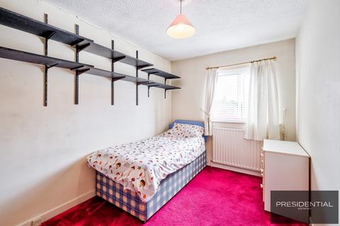 25 Greenbank Close, London, E4 6TT