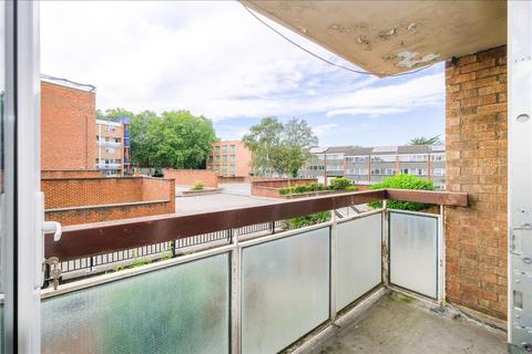 2 bedroom flat for sale, Gardner Close, Wanstead