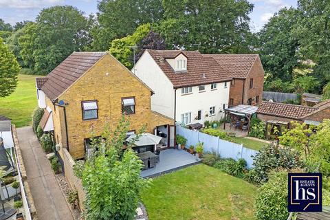 4 bedroom detached house for sale, Roding Drive, Brentwood CM15