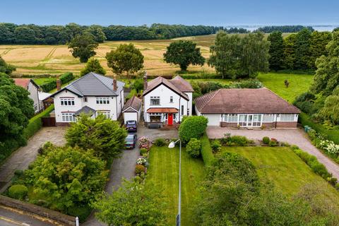 4 bedroom detached house for sale, High Street, Hale Village