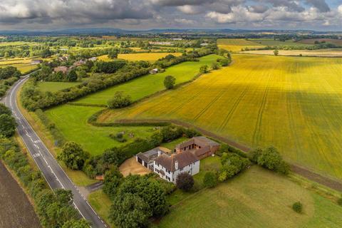 4 bedroom detached house for sale, Stratford Road, Alcester B50