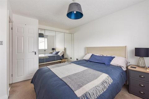 66 Bishopsgate Walk, Chichester, PO19 6FQ