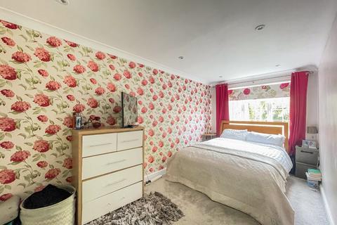 48 Glen View, Gravesend, DA12 1LP