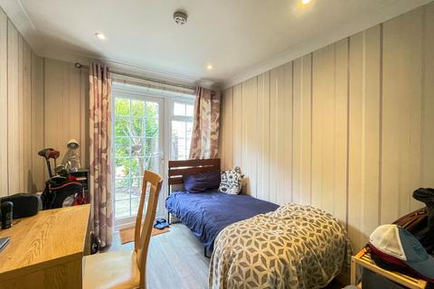 48 Glen View, Gravesend, DA12 1LP