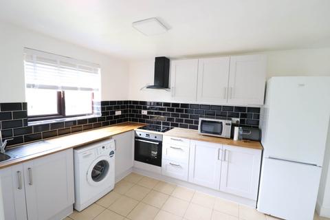 3 bedroom terraced house to rent, Wychwood Gardens, High Wycombe HP12