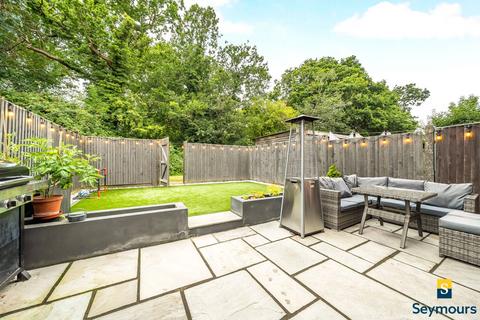 16 Baird Drive, Wood Street Village, Guildford, GU3 3EF