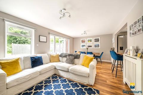 16 Baird Drive, Wood Street Village, Guildford, GU3 3EF