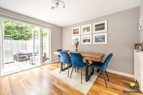 16 Baird Drive, Wood Street Village, Guildford, GU3 3EF