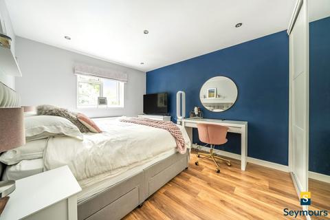 16 Baird Drive, Wood Street Village, Guildford, GU3 3EF