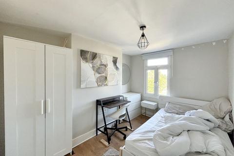 5 Crescent Road, London, SE18 7BL