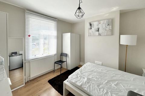 5 Crescent Road, London, SE18 7BL