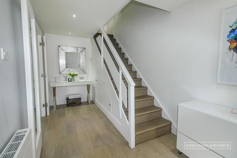 3 Victoria Close, West Molesey, KT8 1SQ