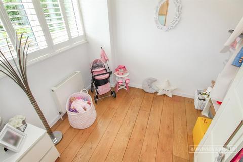 3 Victoria Close, West Molesey, KT8 1SQ