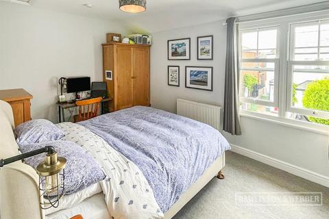 41 School Road, East Molesey, KT8 0DN