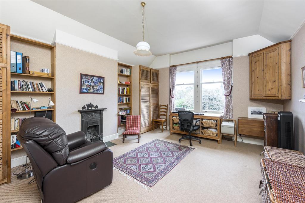 10 Beauchamp Road East Molesey-27.JPG