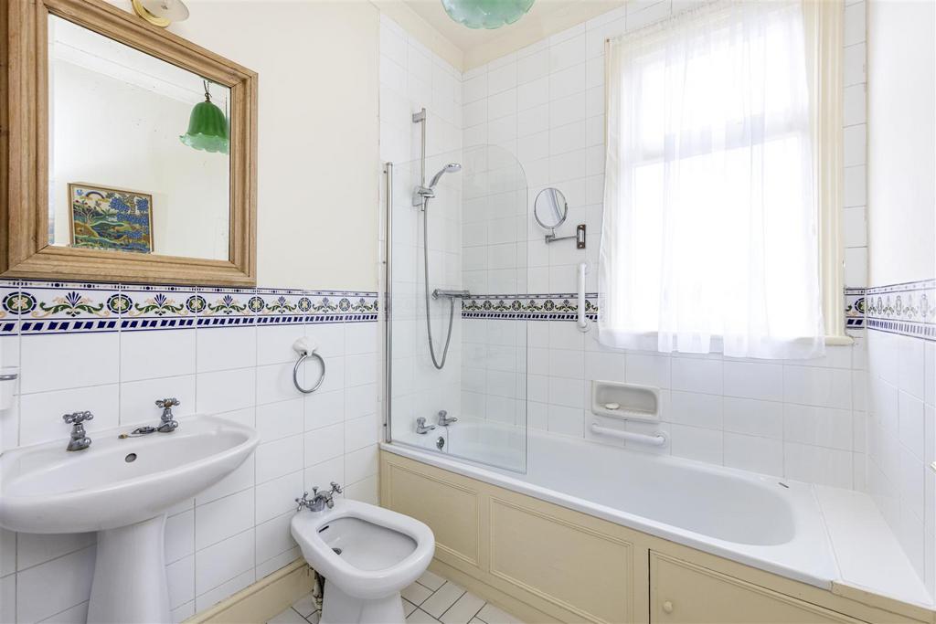 10 Beauchamp Road East Molesey-16.JPG