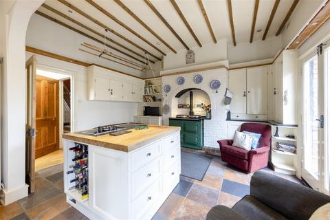 10 Beauchamp Road, East Molesey, KT8 0PA
