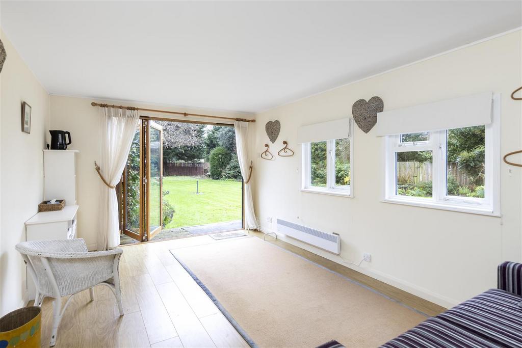 10 Beauchamp Road East Molesey-50.JPG