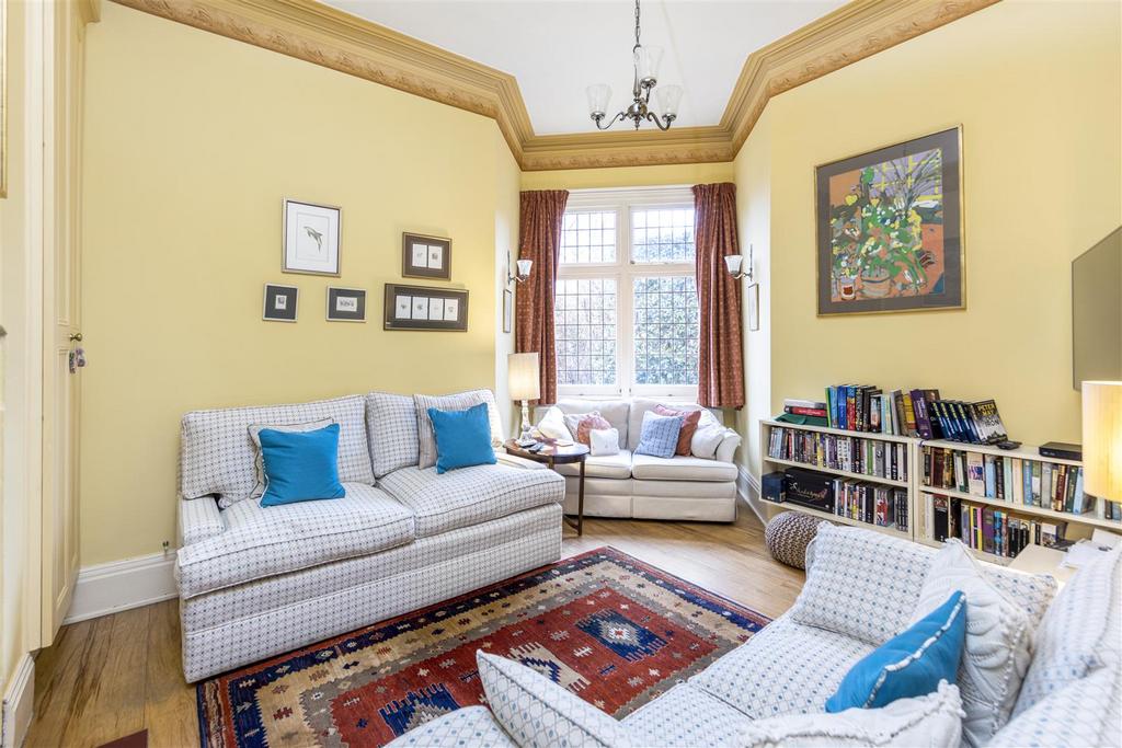 10 Beauchamp Road East Molesey-32.JPG