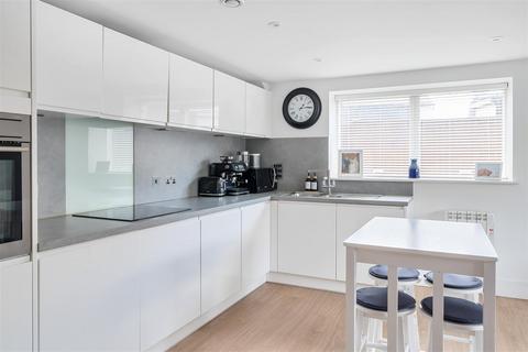 2 bedroom apartment for sale, Pemberton Road, East Molesey KT8