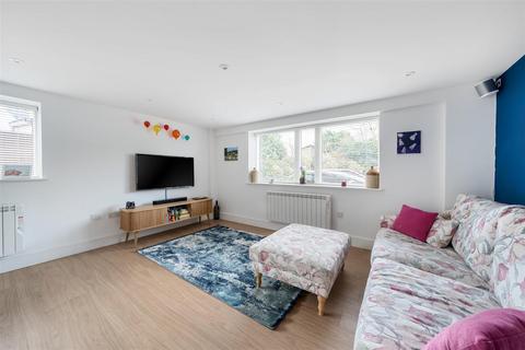 2 bedroom apartment for sale, Pemberton Road, East Molesey KT8