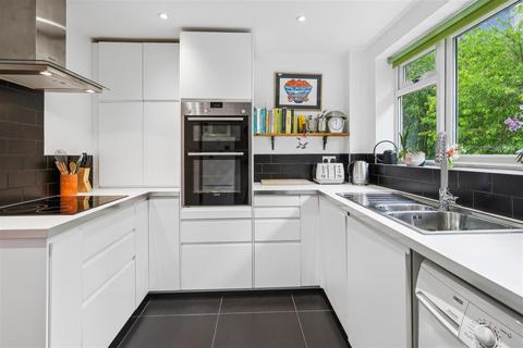 10 Warwick Gardens, Thames Ditton, KT7 0RA