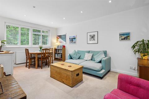 10 Warwick Gardens, Thames Ditton, KT7 0RA