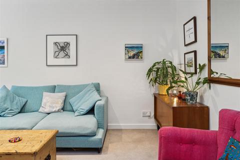 10 Warwick Gardens, Thames Ditton, KT7 0RA