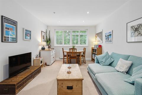 10 Warwick Gardens, Thames Ditton, KT7 0RA
