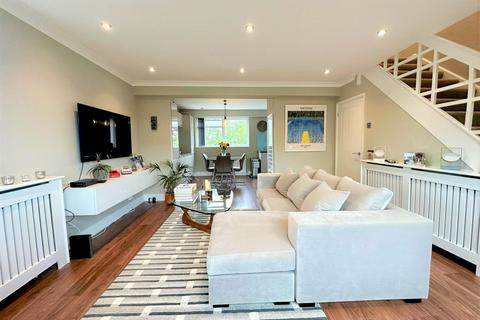 3 Carlyle Close, West Molesey, KT8 1SX