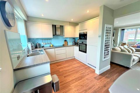 3 Carlyle Close, West Molesey, KT8 1SX
