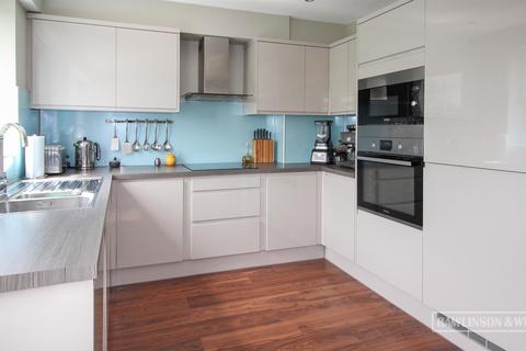 3 Carlyle Close, West Molesey, KT8 1SX