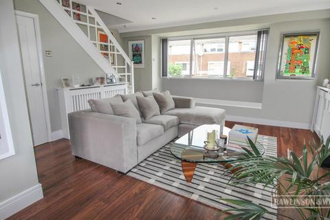 3 Carlyle Close, West Molesey, KT8 1SX
