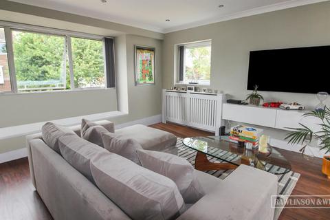 3 Carlyle Close, West Molesey, KT8 1SX