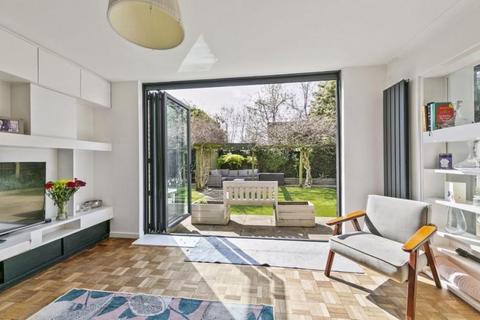 2 Field Close, West Molesey, KT8 2LA