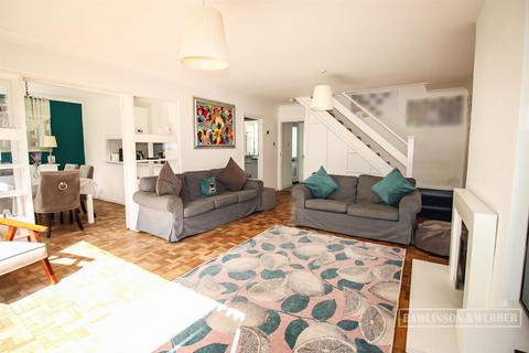 2 Field Close, West Molesey, KT8 2LA