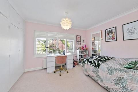 2 Field Close, West Molesey, KT8 2LA
