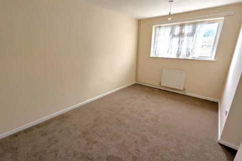 2 bedroom terraced house to rent, Colliers Close, Woking GU21