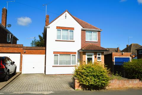 14 Cedar Close, Bagshot, GU19 5AD