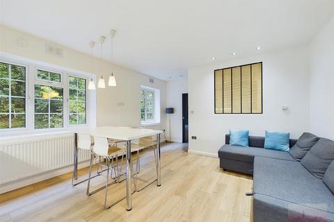 Studio to rent, Herga Court, Sudbury Hill, Harrow on the Hill