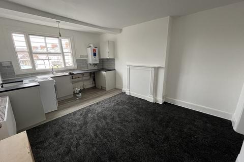 3 bedroom flat to rent, Bartholomew Street, Newbury RG14