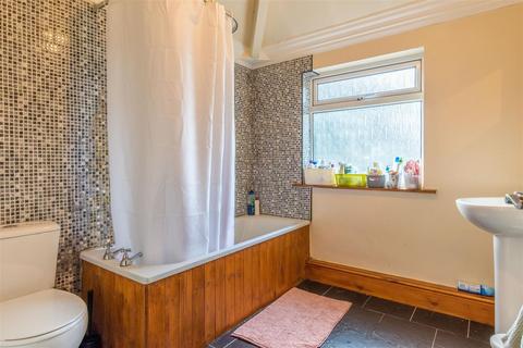 35 Springbank Crescent, Headingley, Leeds, LS6 1AB